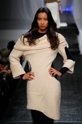 Model wearing white knit pullover