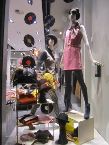 hm5 Women's Window Display at H&M
